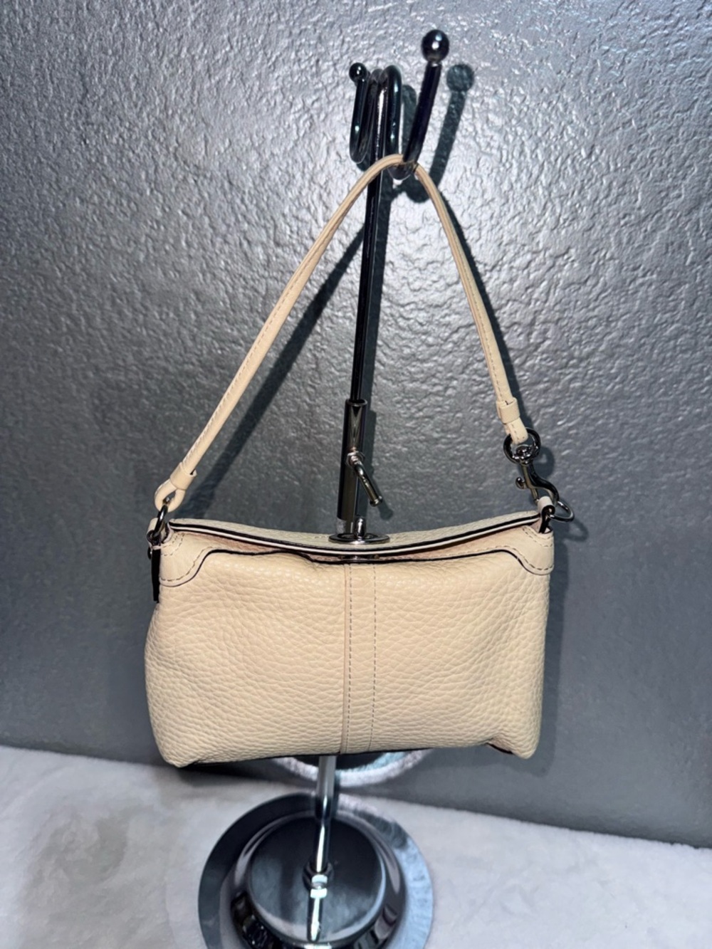 Women's Cream Leather Shoulder Bag - Designer Style - Picture 16 of 17